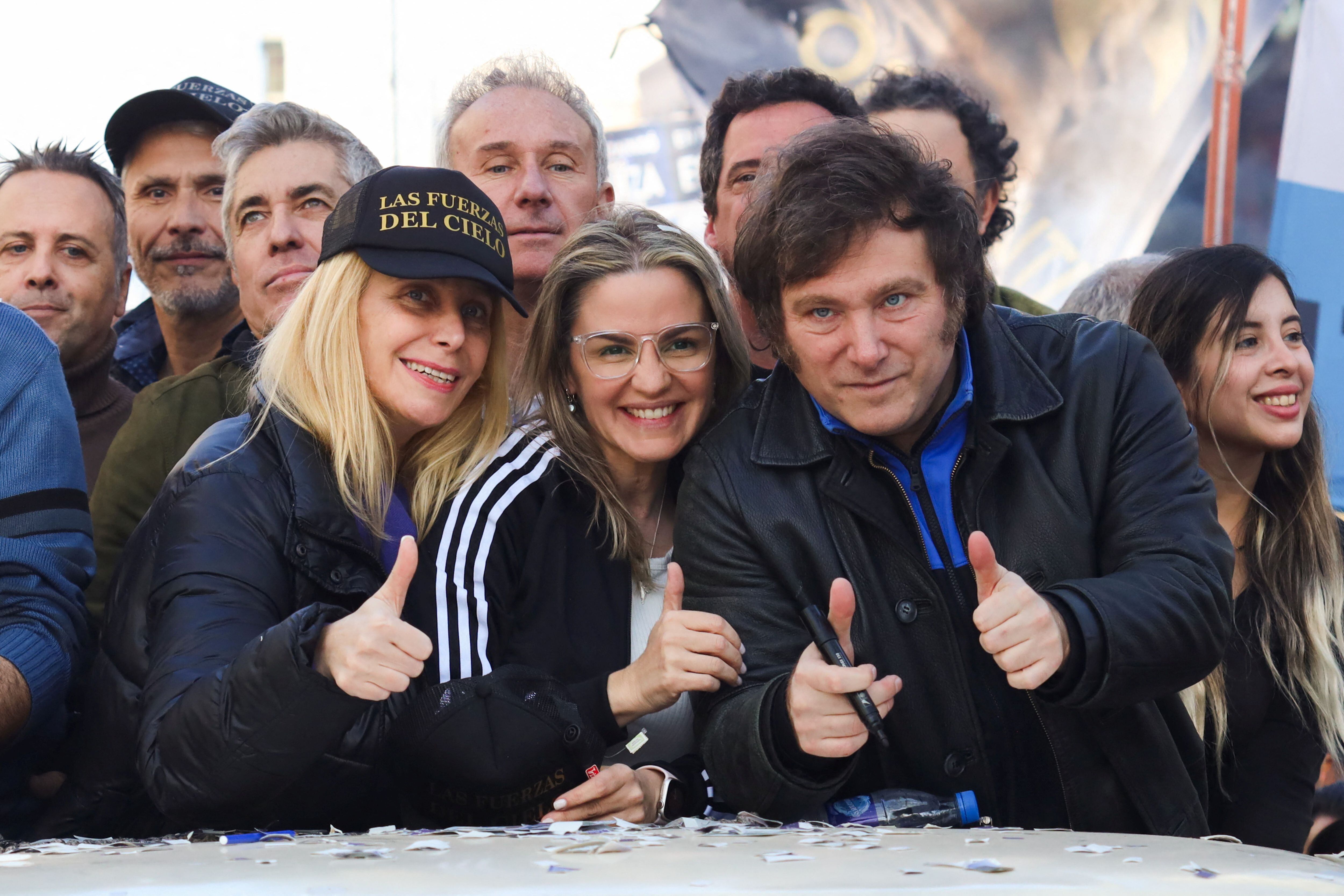 Javier Milei, su hermana Karina Milei, y Carolina Píparo, en una de las recorridas proselitistas de La Libertad Avanza en la provincia de Buenos Aires (REUTERS/Cristina Sille)