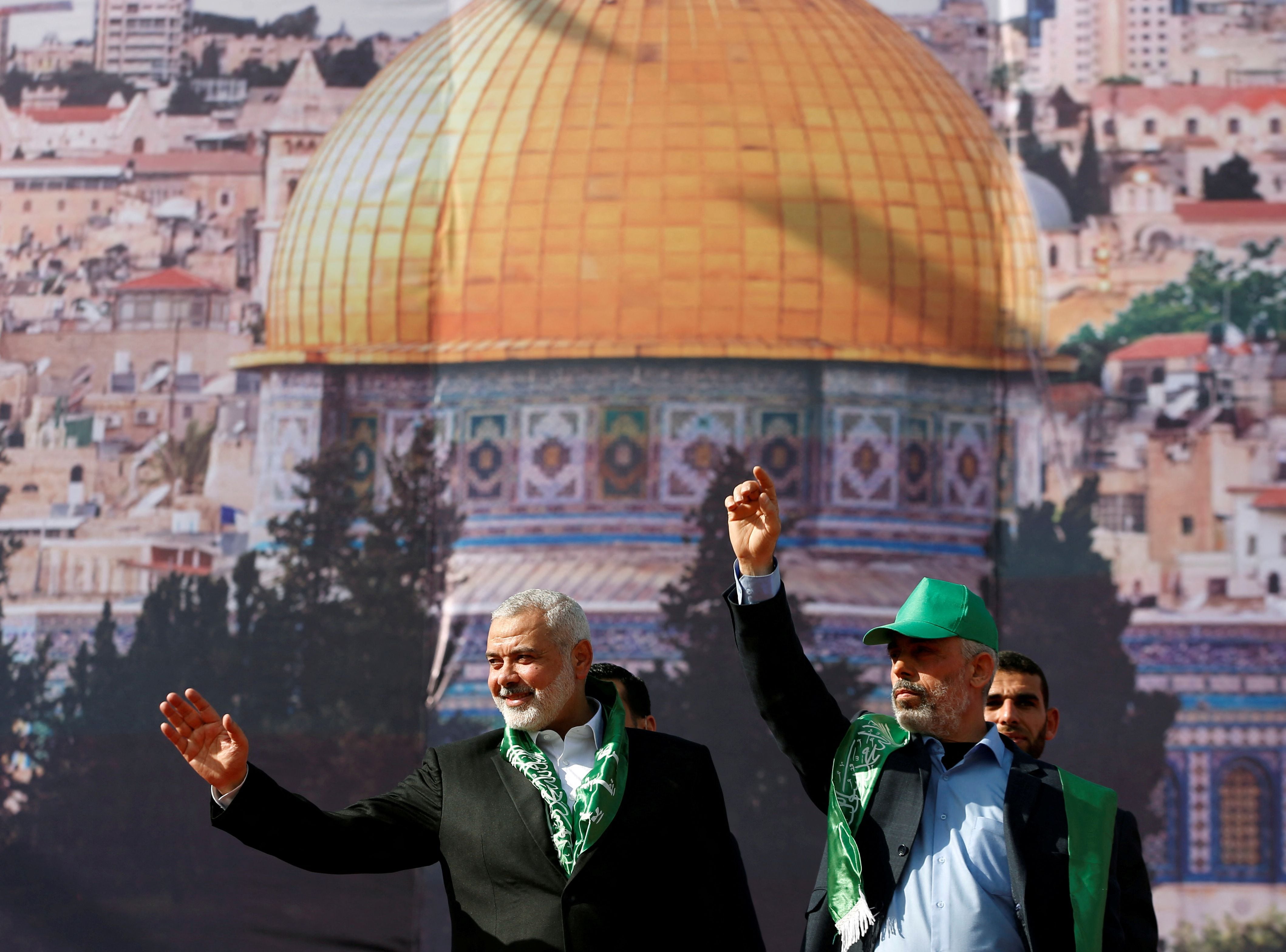 Haniyeh y Sinwar en una celebración por los 30 años de la fundación de Hamas en la Ciudad de Gaza en 2017 (REUTERS/Mohammed Salem/archivo)