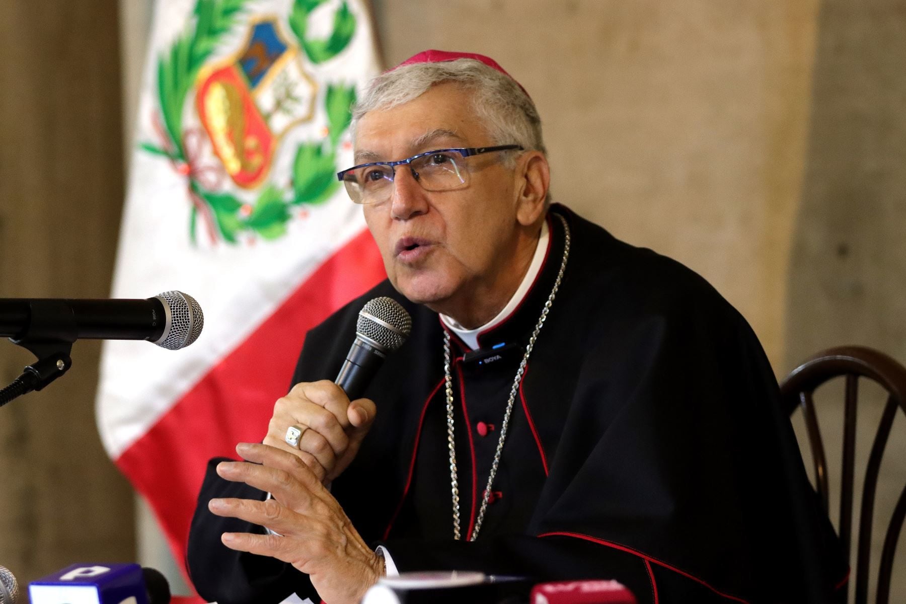 Cardenal Carlos Castillo realizó ceremonia por el segundo recorrido del Señor de los Milagros. (Foto: Andina)