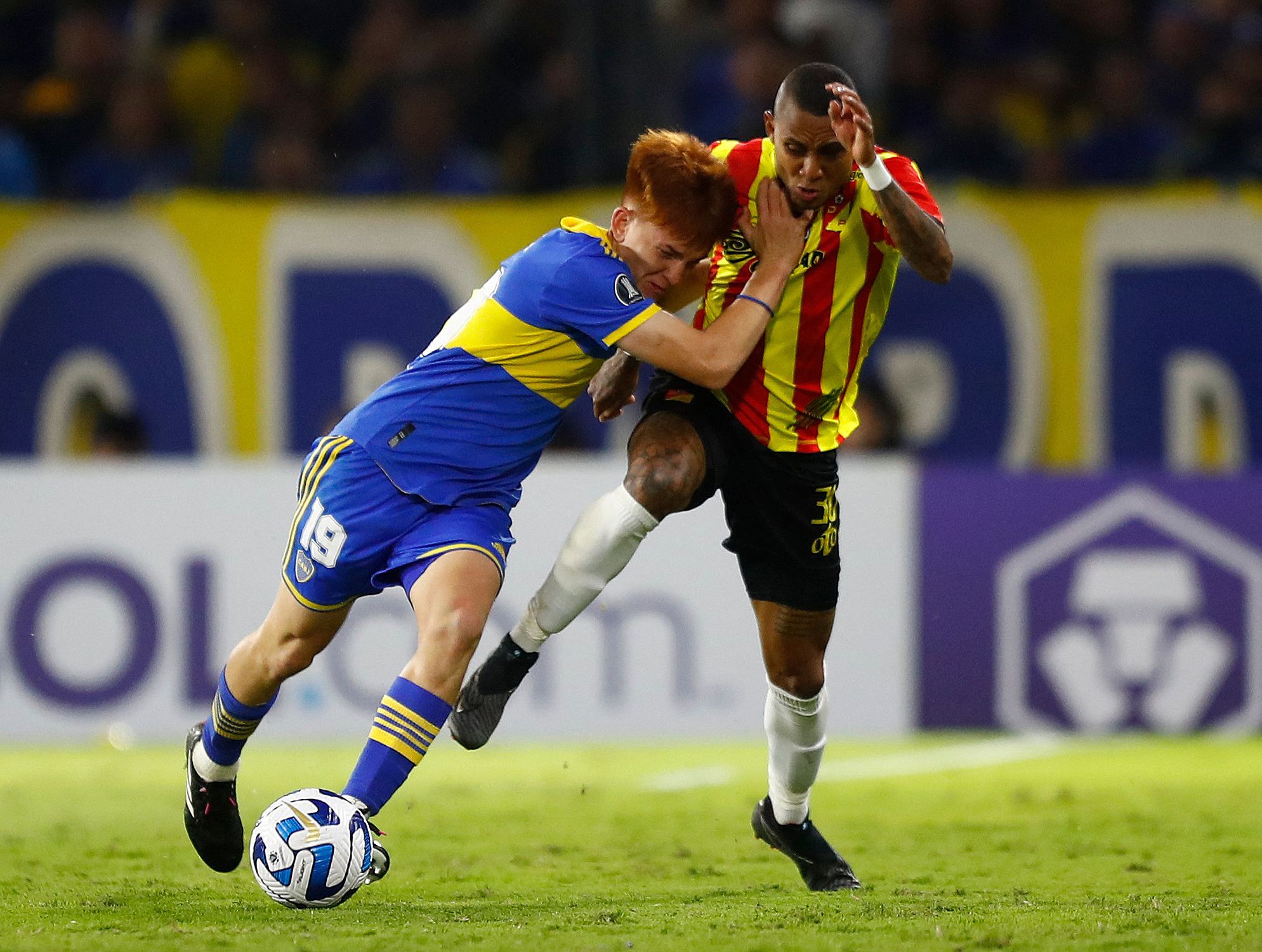 Con sus escaladas en ataque, Barco levantó al público en el momento más crítico de Boca frente a Deportivo Pereira (REUTERS/Matias Baglietto)