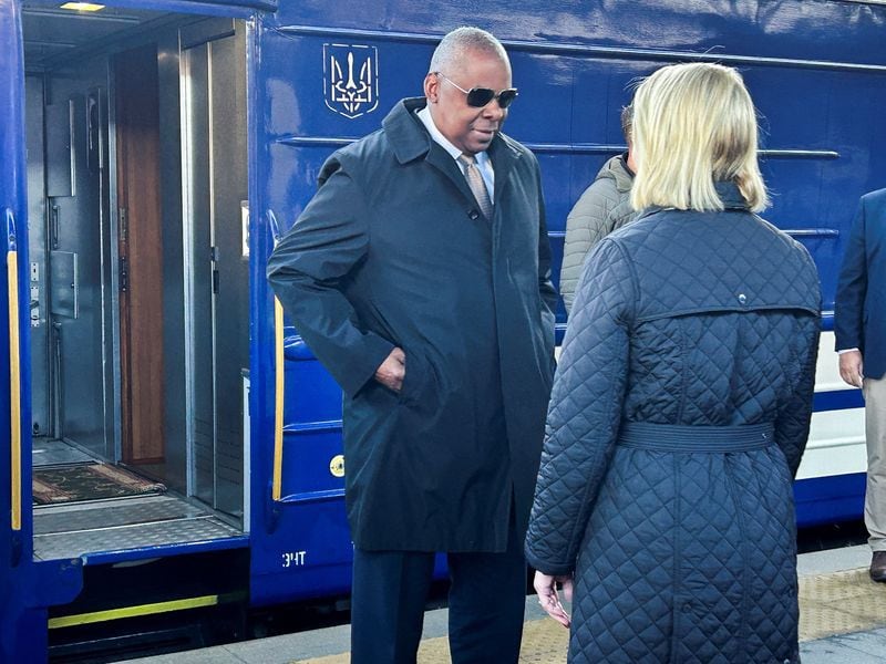 El secretario de Defensa de EEUU, Lloyd Austin, llega a Kiev tras un viaje nocturno en tren desde Polonia y es recibido por la embajadora de EEUU en Ucrania, Bridget Brink. (Phil Stewart/REUTERS)