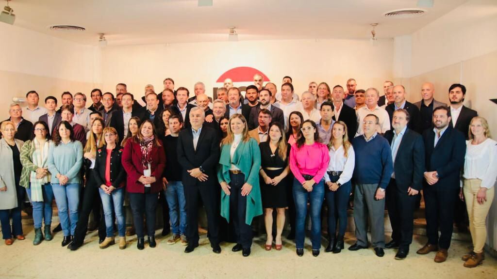 Gerardo Morales junto con candidatos a intendentes radicales de la provincia de Buenos Aires