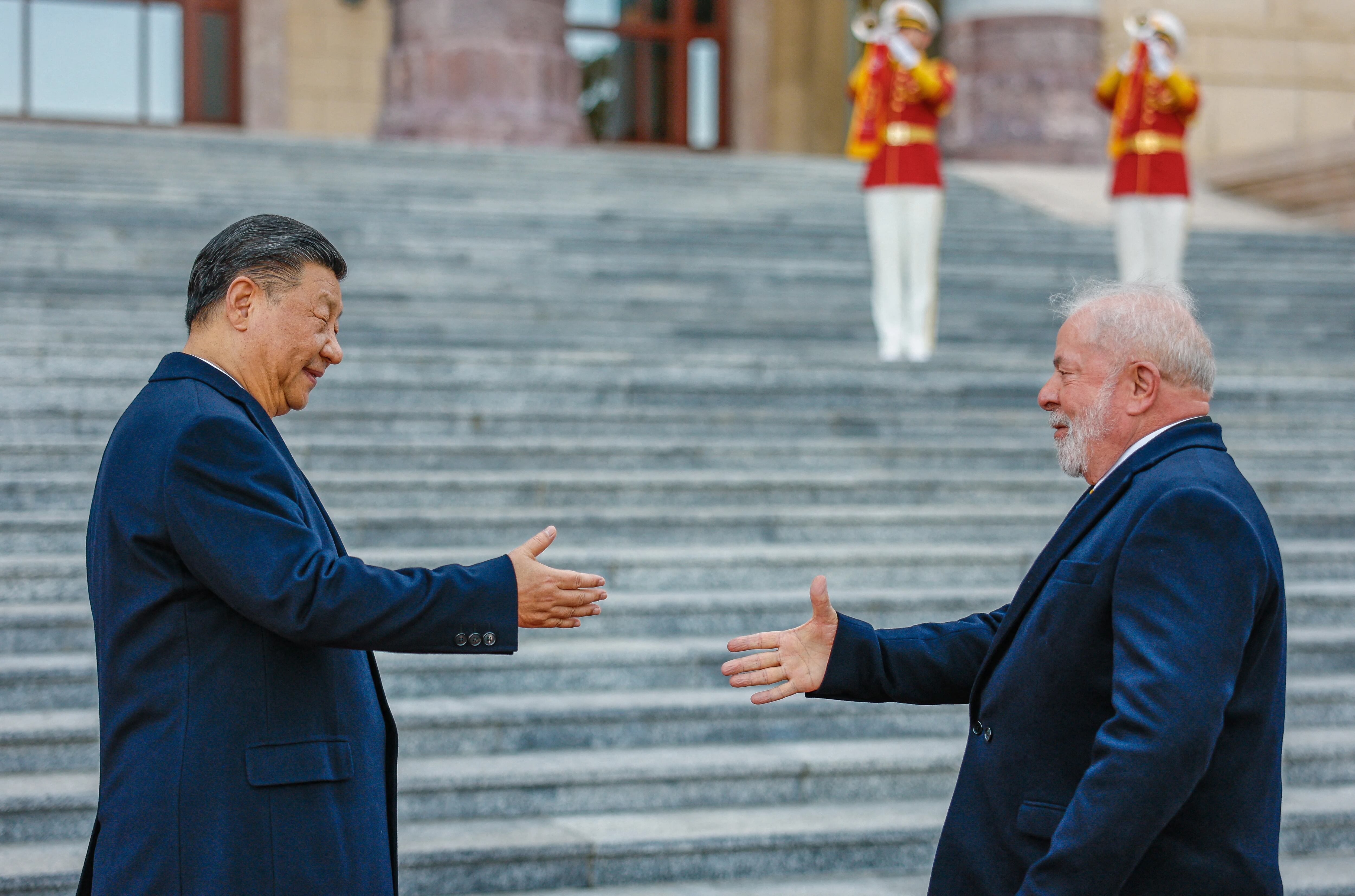 El presidente de Brasil, Luiz Inácio Lula da Silva, y el presidente de China, Xi Jinping, en una ceremonia de bienvenida en el Gran Salón del Pueblo en Pekín, China, el 14 de abril de 2023 (Reuters)