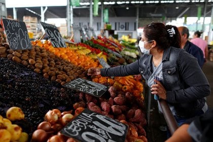 Una mujer en un mercado de La Matanza. Un 36% de las cuotas del IFE se pagaron en la provincia de Buenos Aires, fundamentalmente en el conurbano REUTERS/Agustin Marcarian