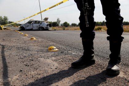 Un policía resguarda la zona de narcobloqueos del Cártel de Santa Rosa de Lima (Foto: REUTERS/Sergio Maldonado)