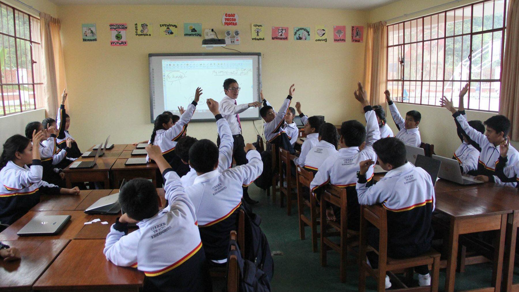 Docente brinda clases en institución educativa de nivel primaria.