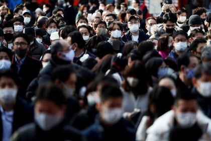 Decenas de personas con mascarillas espera para presentar sus oraciones en el primer día laborable del año en el santuario de Kanda Myojin en Tokio, Japón. 4 enero 2021. REUTERS/Issei Kato