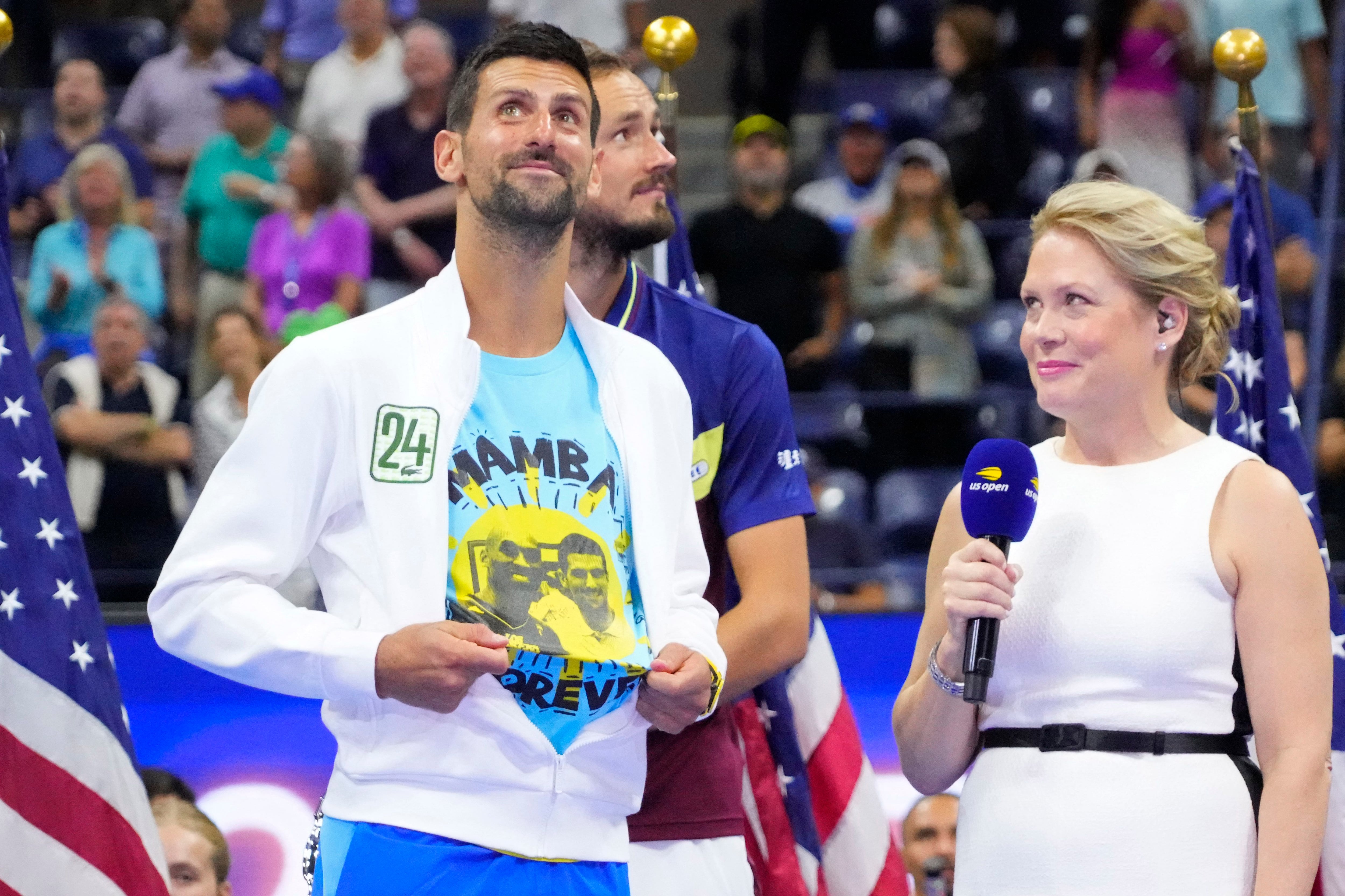 La camiseta en honor a Kobe Bryant, en medio del discurso tras el título (Robert Deutsch-USA TODAY Sports)