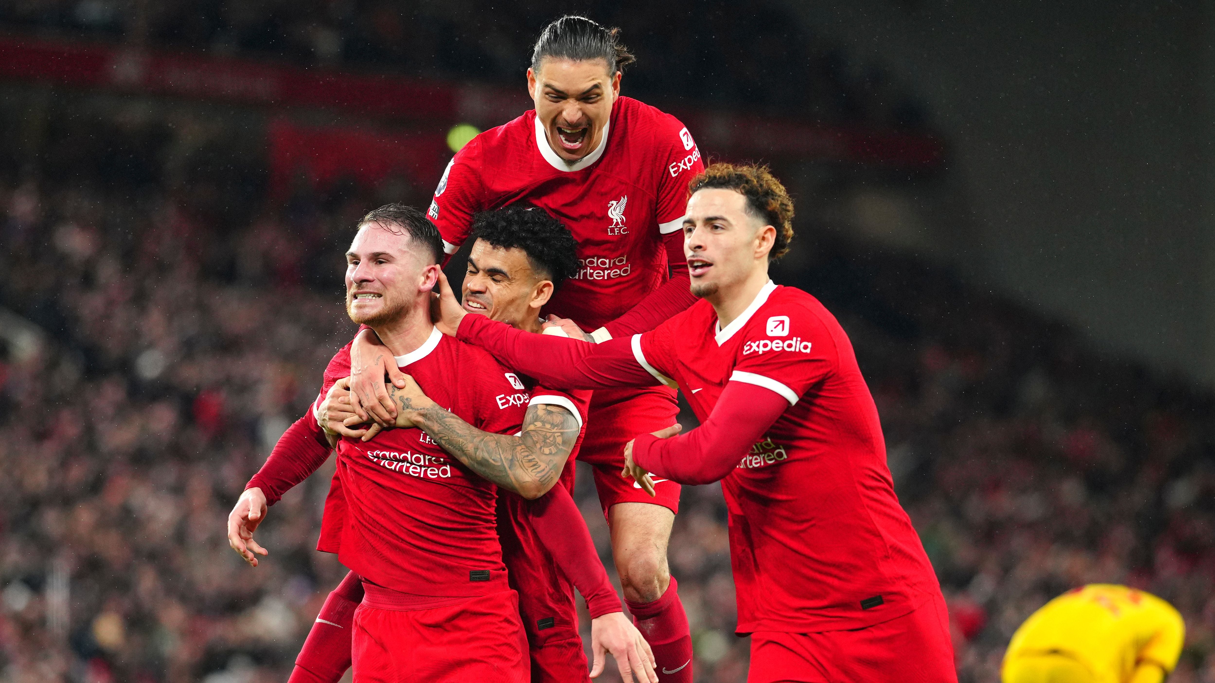 El argentino Alexis Mac Allister celebra con sus compañers del Liverpool tras anotar en el encuentro ante el Sheffield United en la Liga Premier el jueves 4 de abril del 2024. (AP Foto/Jon Super)