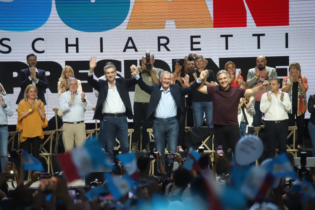 Juan Schiaretti (Hacemos por Nuestro País) cerró la campaña en Córdoba, junto al gobernador electo, Martín Llaryora, y el candidato a vice Florencio Randazzo 