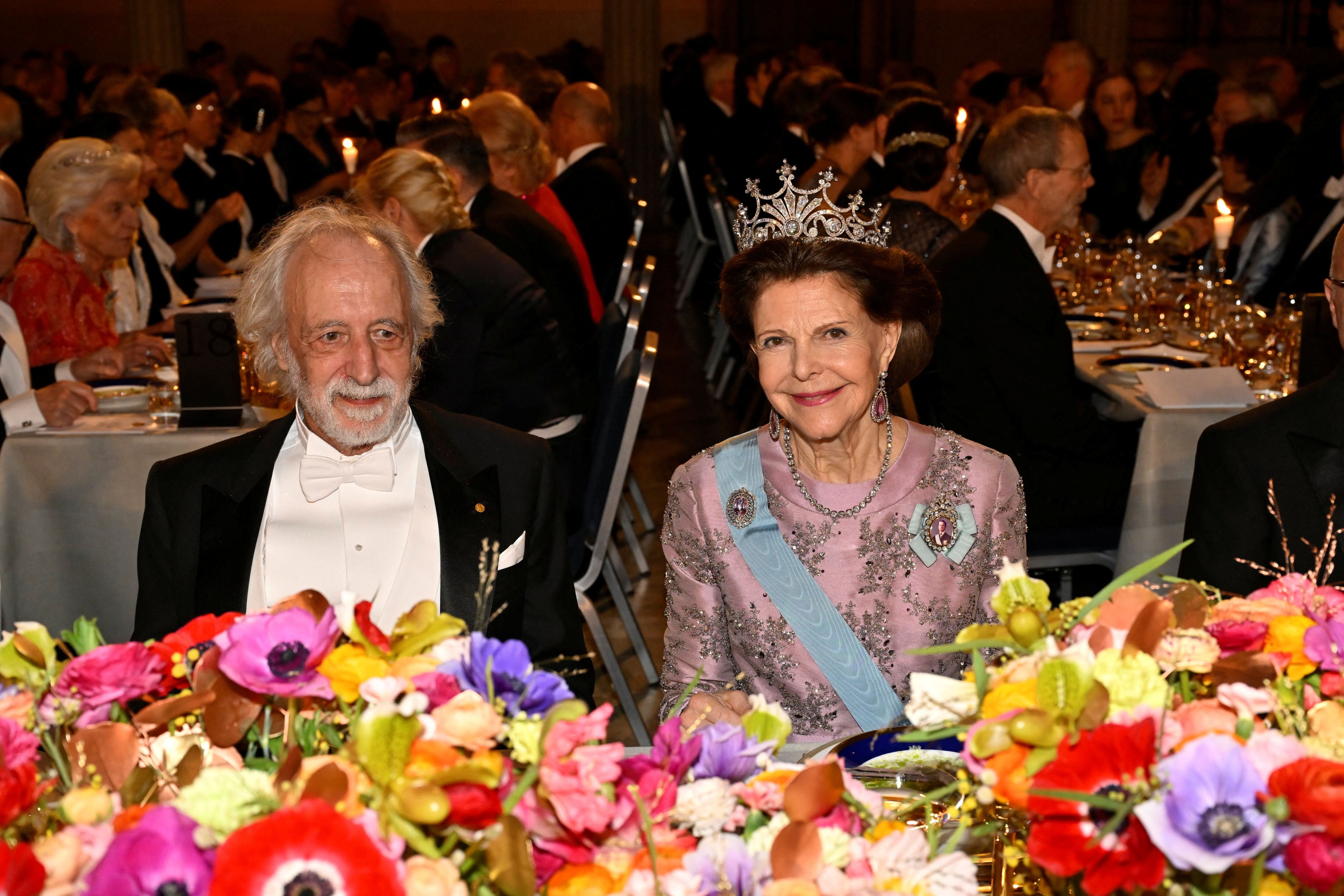 La reina Silvia de Suecia junto al Premio Nobel de física, Pierre Agostini. (Jonas Ekstromer/TT News Agency/via REUTERS)