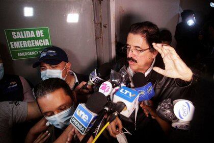 El expresidente hondureño Manuel Zelaya habla con periodistas afuera del aeropuerto internacional Toncontín, en Tegucigalpa, Honduras. 27 de noviembre de 2020. REUTERS/Jorge Cabrera