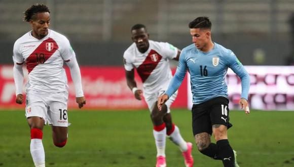 André Carrillo quer parar Brian Rodriguez no Perú x Uruguai em 2021 em Lima que foi 1-1. | Foto: AFP