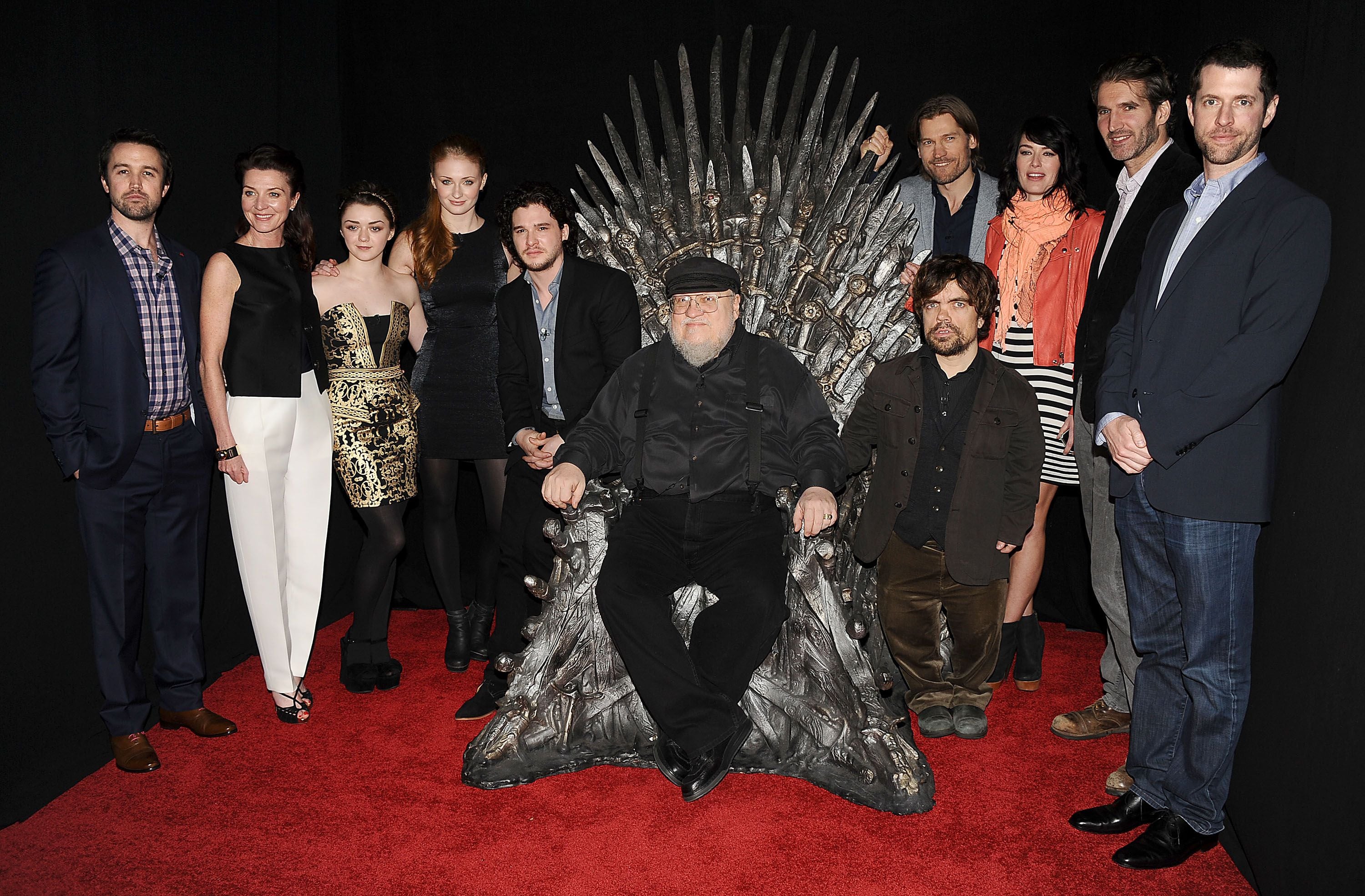 George R.R. Martin rodeado por varios actores de Juego de Tronos en el Teatro Chino de Hollywood (Photo by Jason LaVeris/FilmMagic)