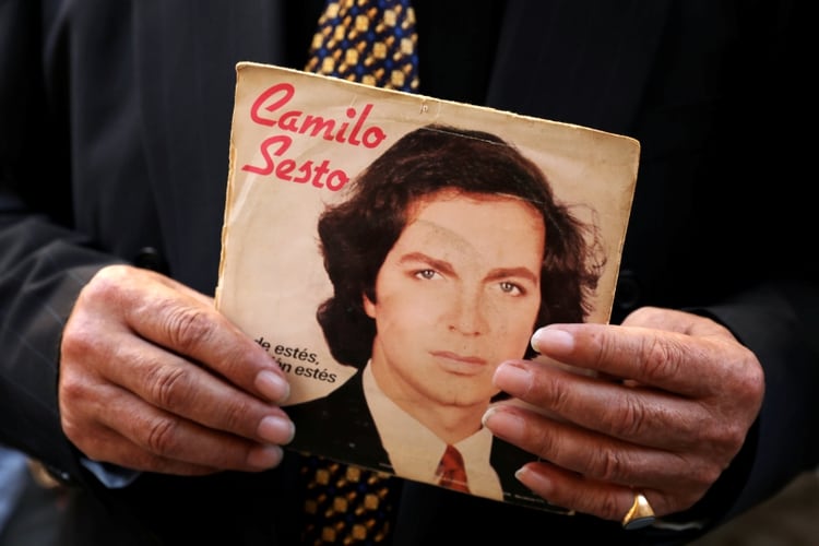 Un fan sostiene en sus manos un álbum del cantante español Camilo Sesto durante el sepelio (Foto: Reuters/Susana Vera)