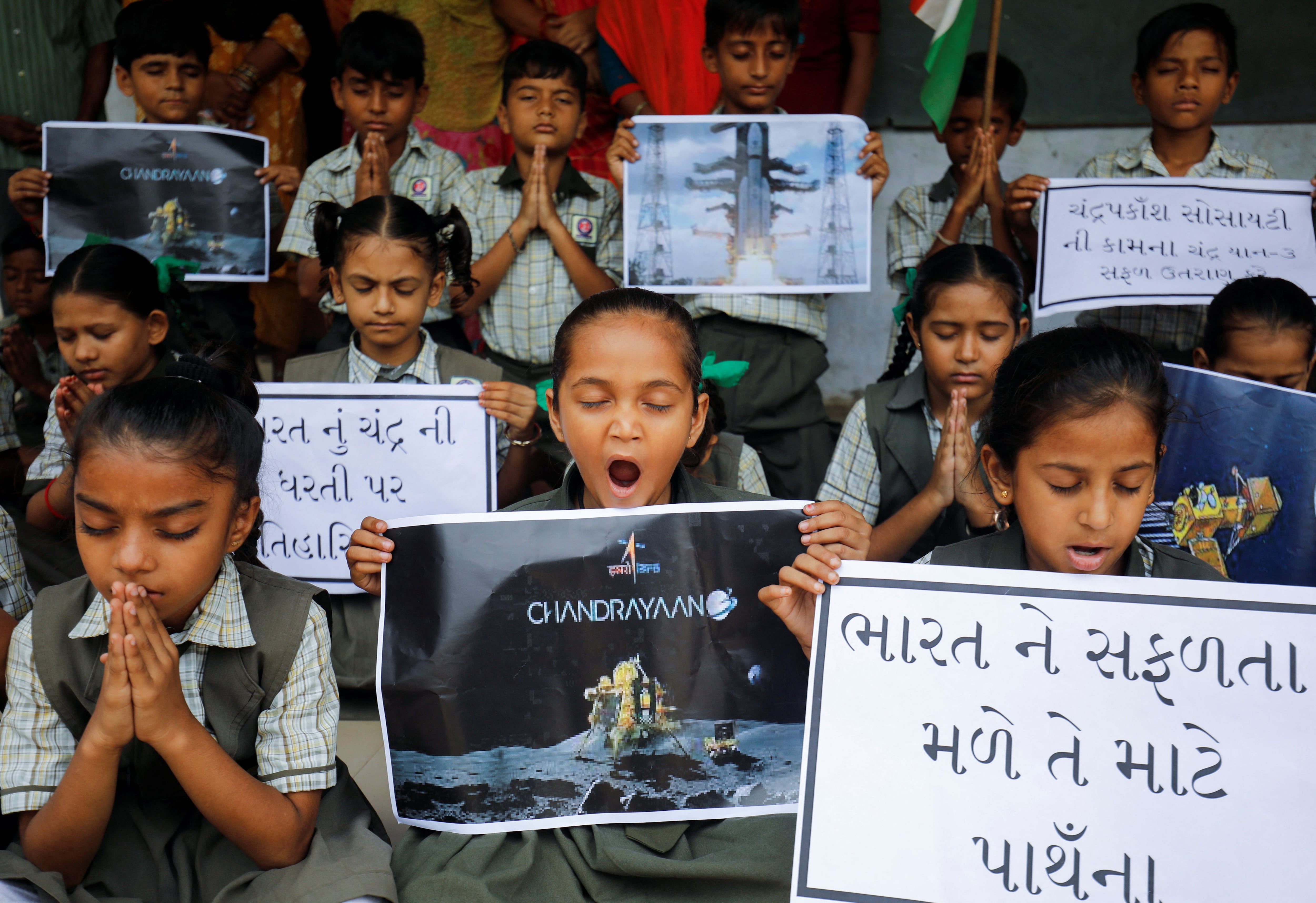 Estudiantes de distintas escuelas de India rezan por el éxito de la misión espacial (REUTERS/Amit Dave)