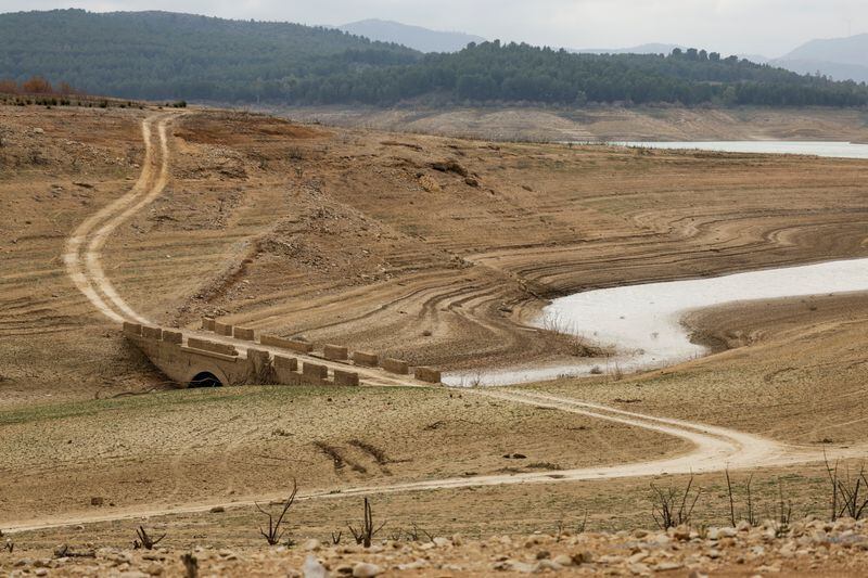 Vista de un viejo puente en el embalse de Guadalteba, durante una fuerte sequía en Campillos, cerca de Málaga, el pasado mes de enero. (REUTERS/Jon Nazca/)