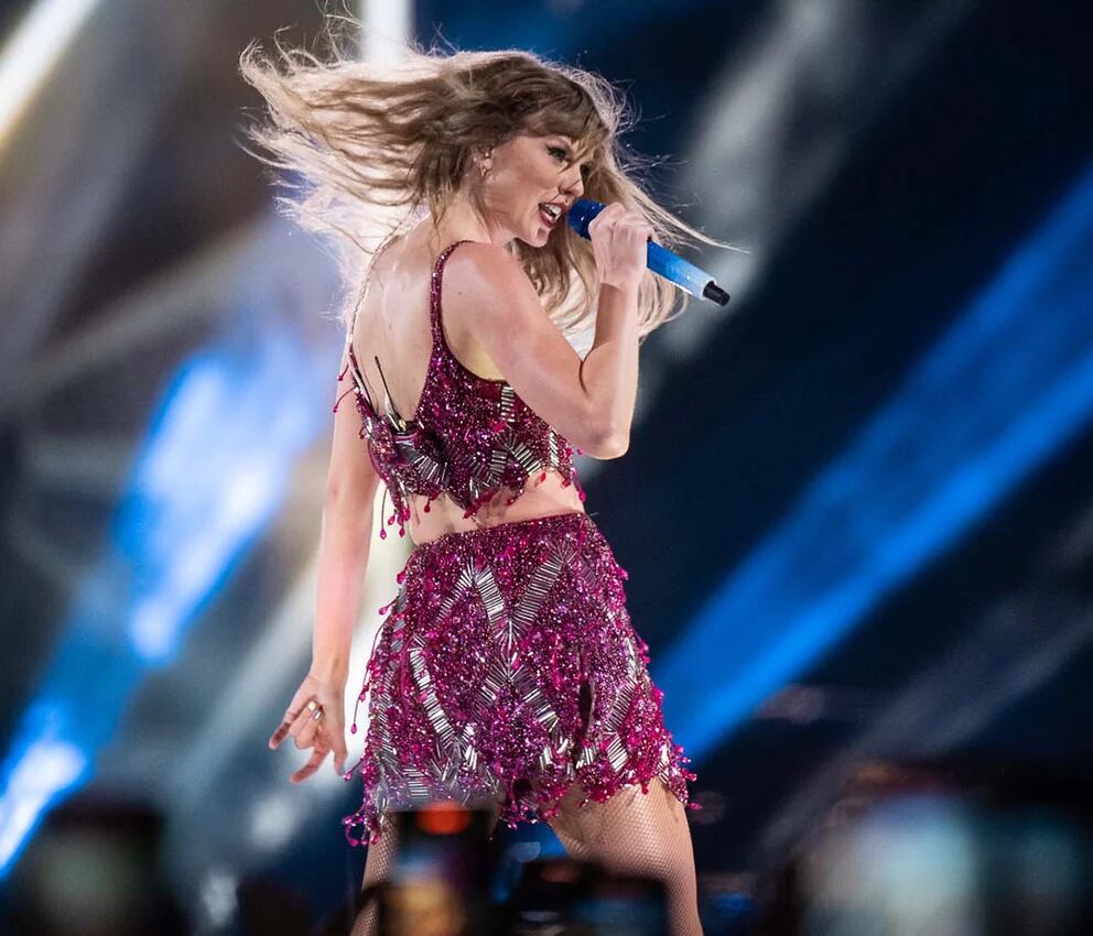 Taylor Swift muda letra de música e beija Travis Kelce em show na Argentina