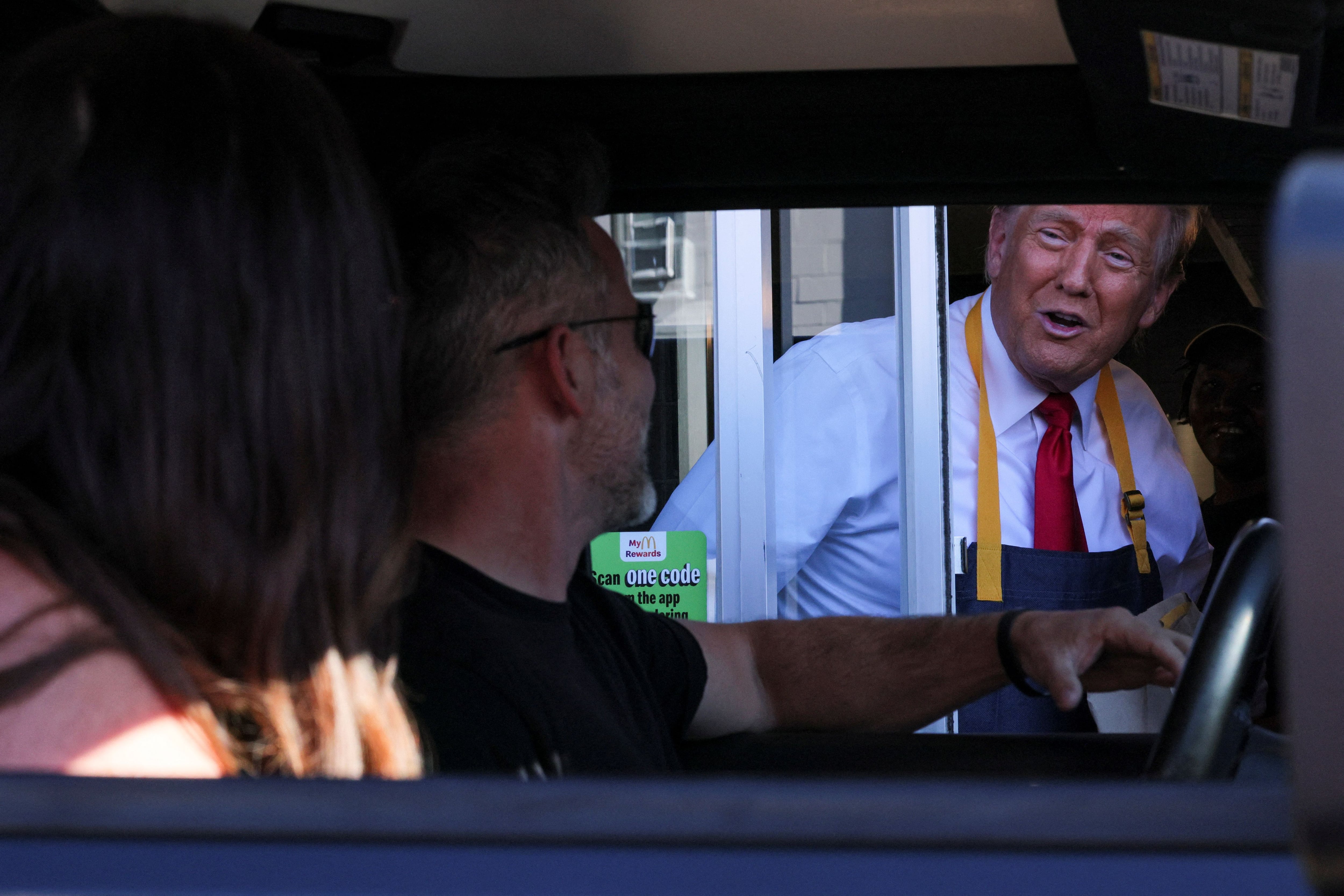 Donald Trump atiende a una pareja en el Mc Donald´s de Filadelfia (REUTERS/Brian Snyder)