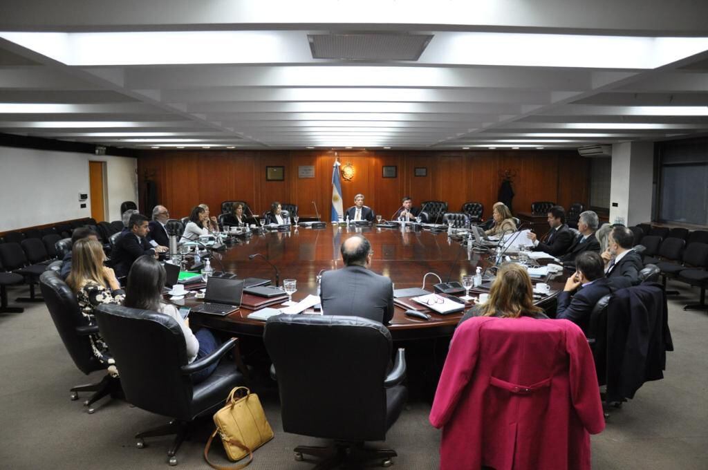 Reclamos Y Sobresaltos En La Primera Reunión Del Consejo De La