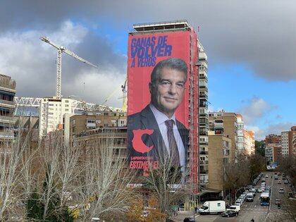 La gigantografía a metros del Santiago Bernabéu