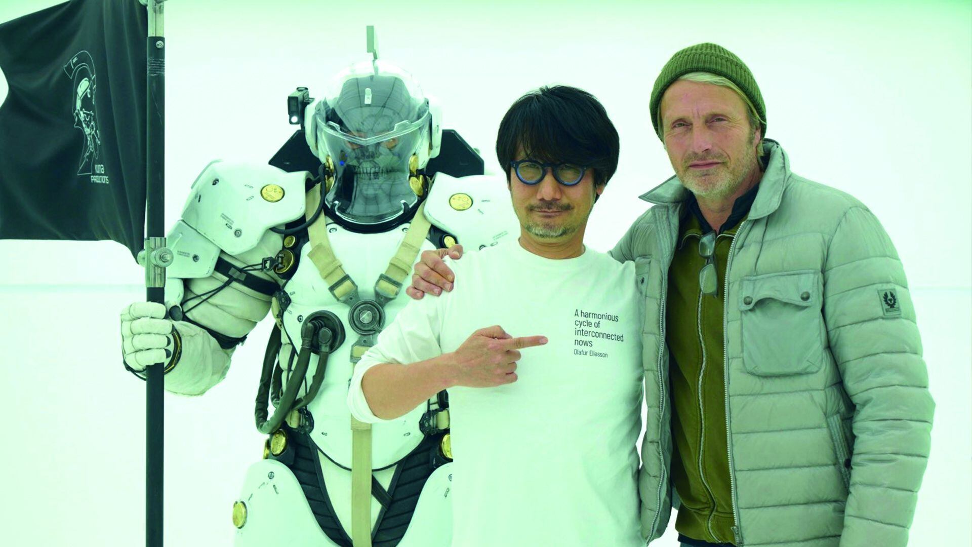 Hideo Kojima junto a Mads Mikkelsen | Foto de @Kojima_Hideo