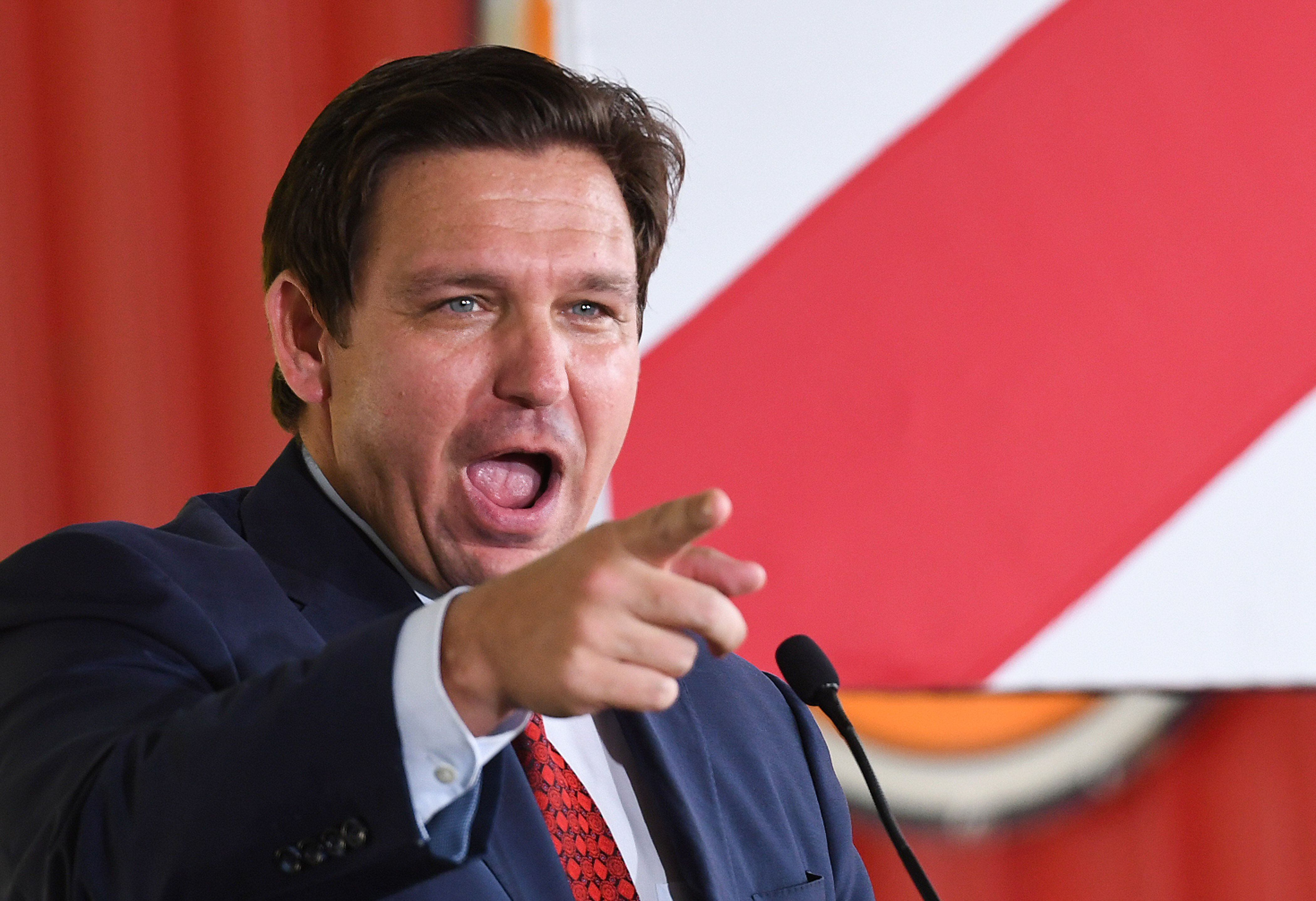 El gobernador, Ron DeSantis, durante un acto en el Horsepower Ranch de Geneva, Florida. Esta semana, finalmente, admitió "la gran mentira" de Trump. (Europa Press/Contacto/Paul Hennessy)
