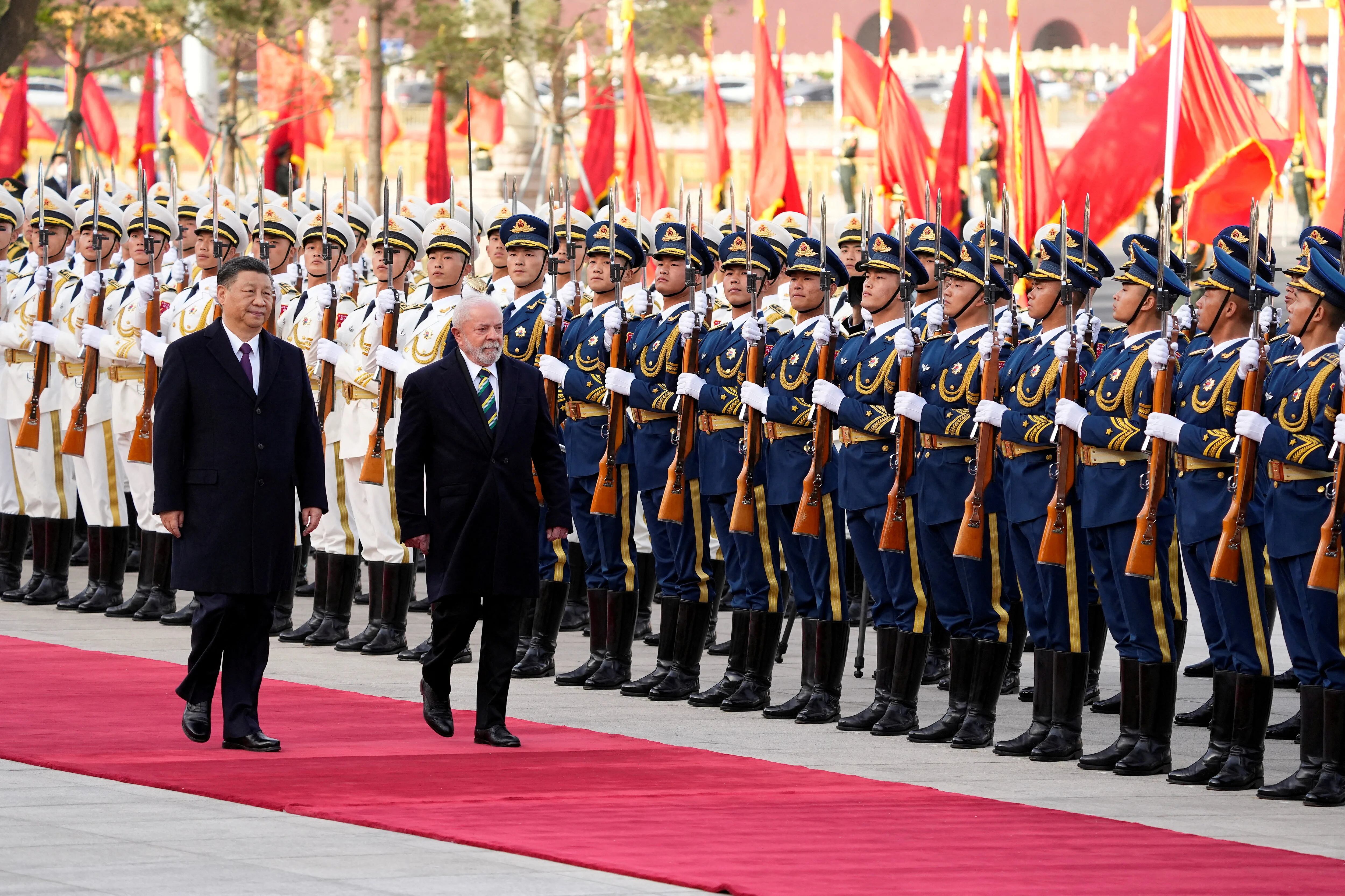 Lula da Silva asiste a una guardia de honor junto al presidente chino Xi Jinping, el 14 de abril de 2023 (Reuters)