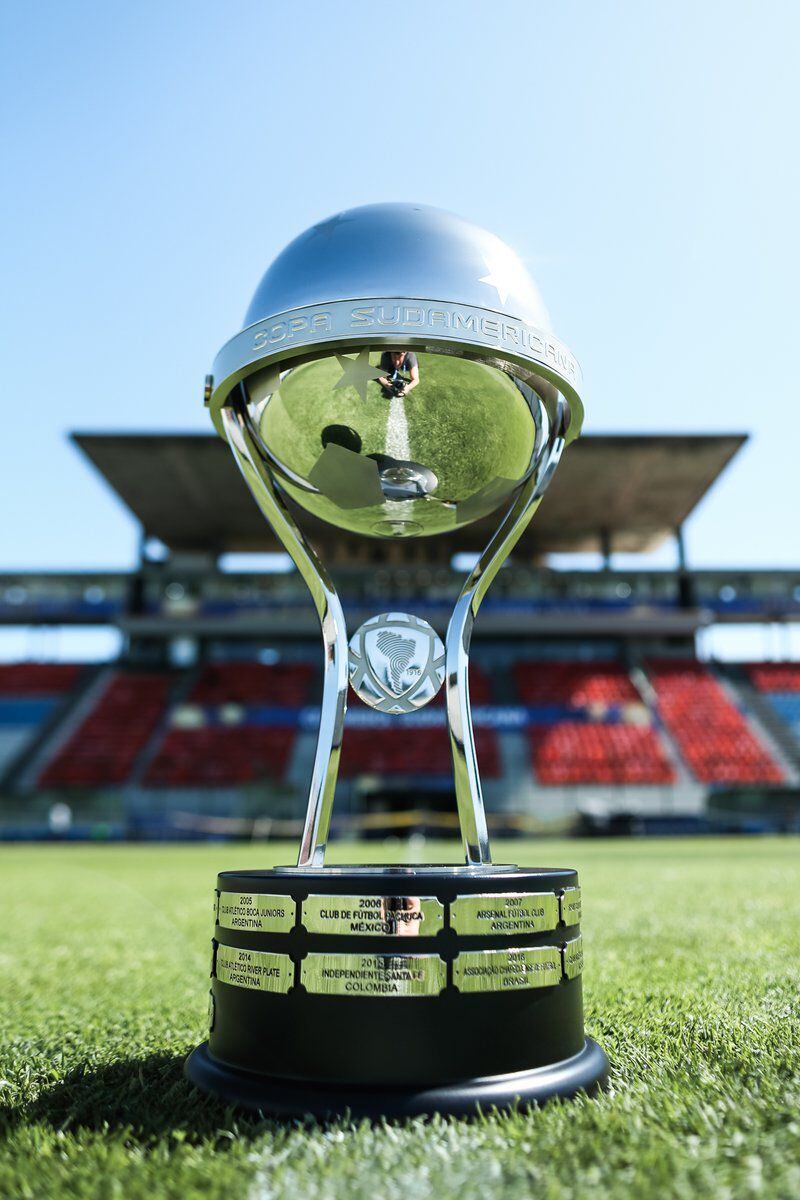 El trofeo de la Copa Sudamericana, el cual se podría llevar LDU o Fortaleza.