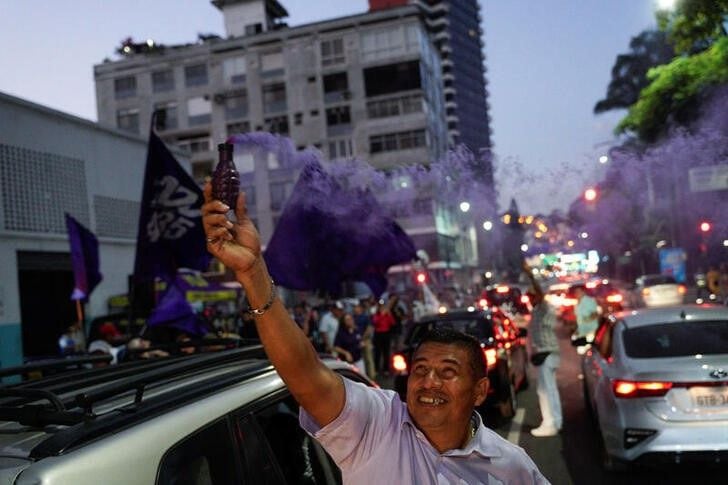 Seguidores de Daniel Noboa celebrando el paso a la segunda vuelta (REUTERS/Santiago Arcos)