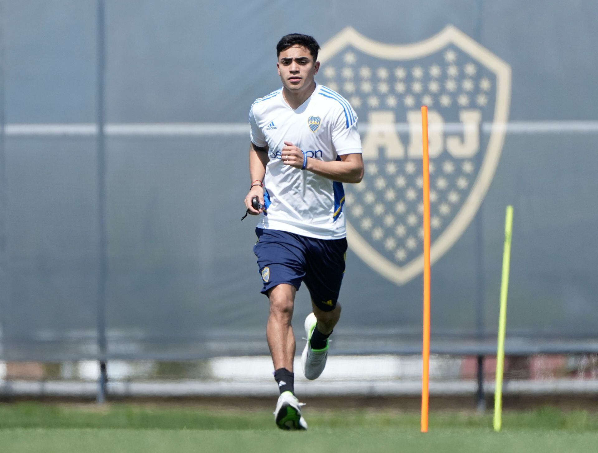 Luca Langoni volvió tras su última lesión y este jueves jugaría en la Reserva (@BocaJrsOficial)