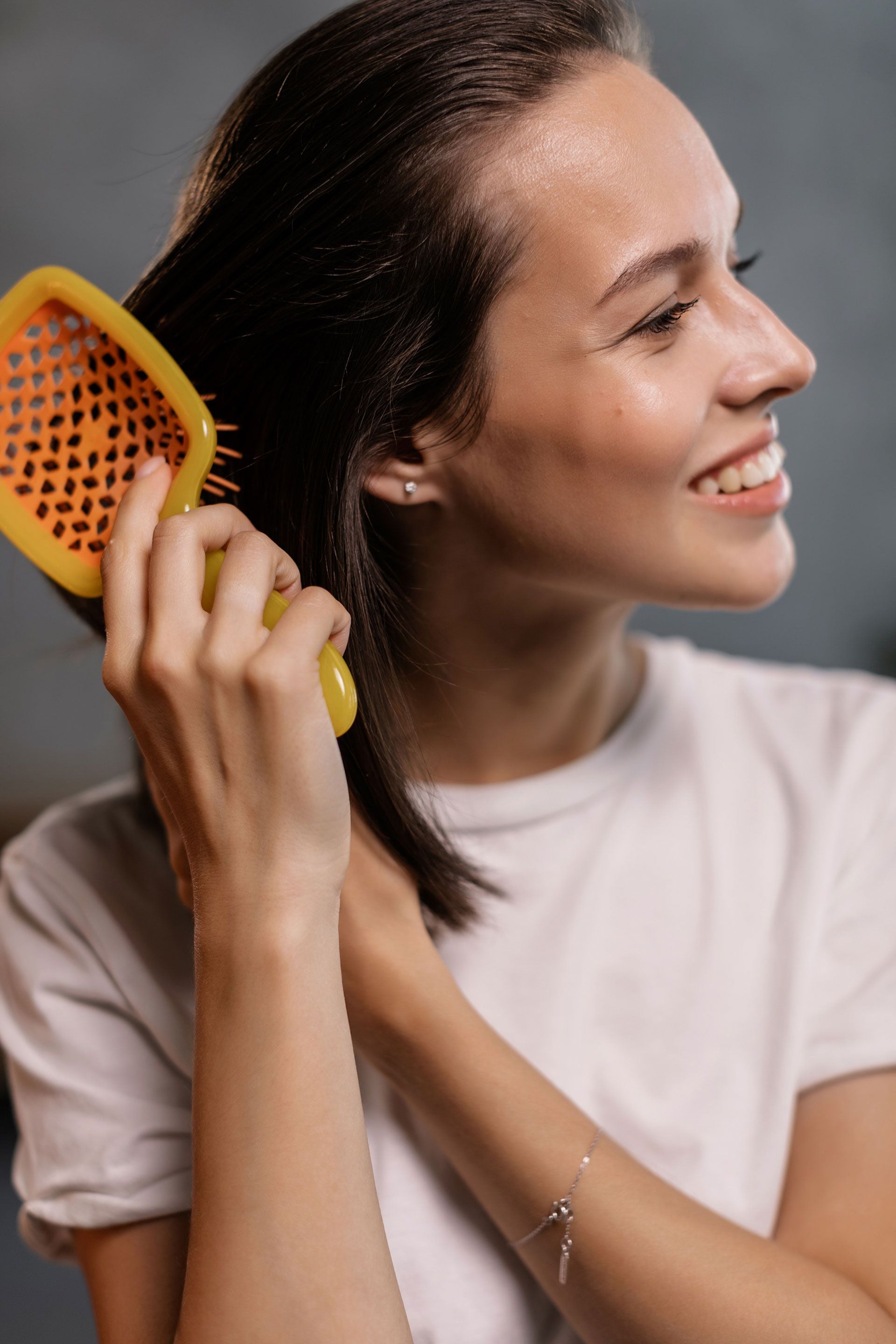 Antes de comenzar, hay que usar un peine para desenredar el cabello y dejarlo en condiciones