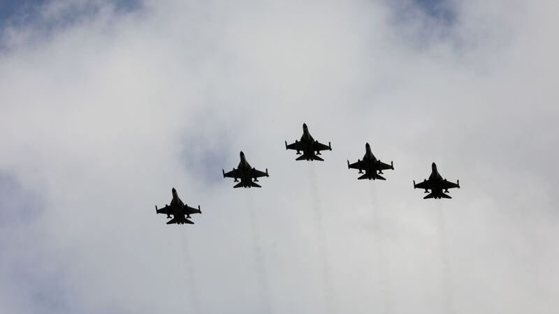 FOTO DE ARCHIVO: Imagen referencial de aviones de combate de la Defensa Indígena (IDF) vuelan en formación durante una ceremonia de inauguración de un centro de mantenimiento para aviones de combate F-16, en Taichung