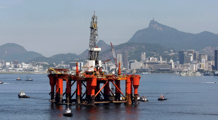 Plataforma petrolera de Petrobras en la bahía de Guabanara, en Río de Janeiro (REUTERS)