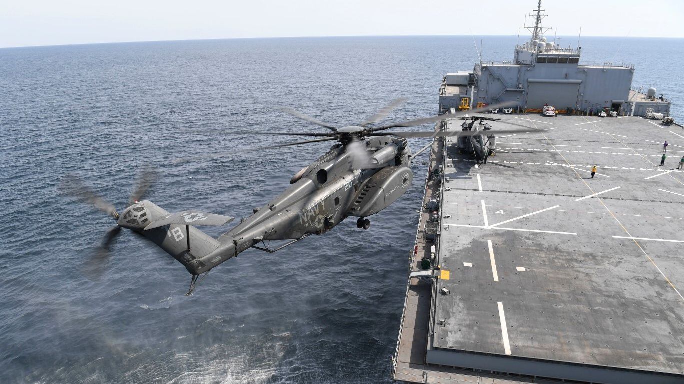 An MH-53E Sea Dragon prepares to land on expeditionary mobile base platform ship USS Lewis B. Puller (ESB 3). Photo: US Navy