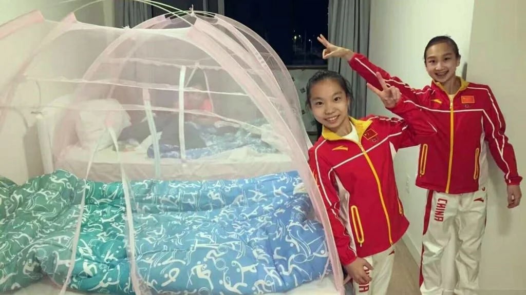 Además de los mosquiteros, el equipo chino de gimnasia siempre carga con repelentes