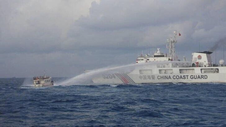Imagen de archivo de un barco de la Guardia Costera de China disparando un cañón de agua contra un barco de reabastecimiento flipino que se dirigía al disputado segundo banco de arena Thomas, en el mar de la China Meridional.