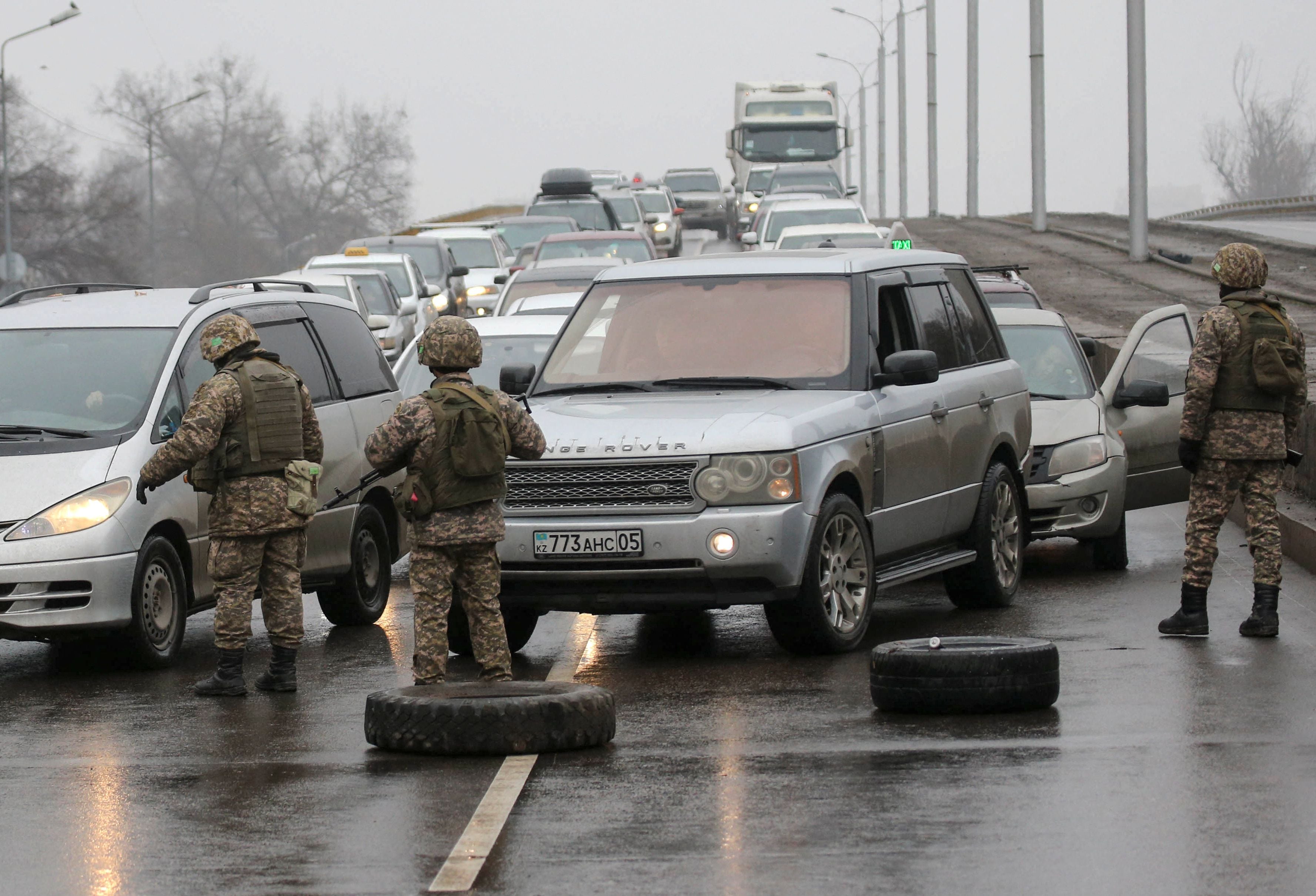 Казахстан траур. Блокпост на дороге. Машина войны.