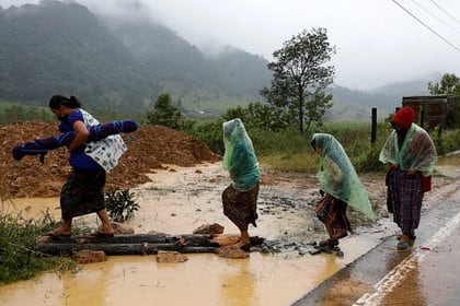 Mujeres caminan en una zona afectada por un deslizamiento de tierra tras el paso de la tormenta Eta, en Purulha, Baja Verapaz, Guatemala (Reuters)