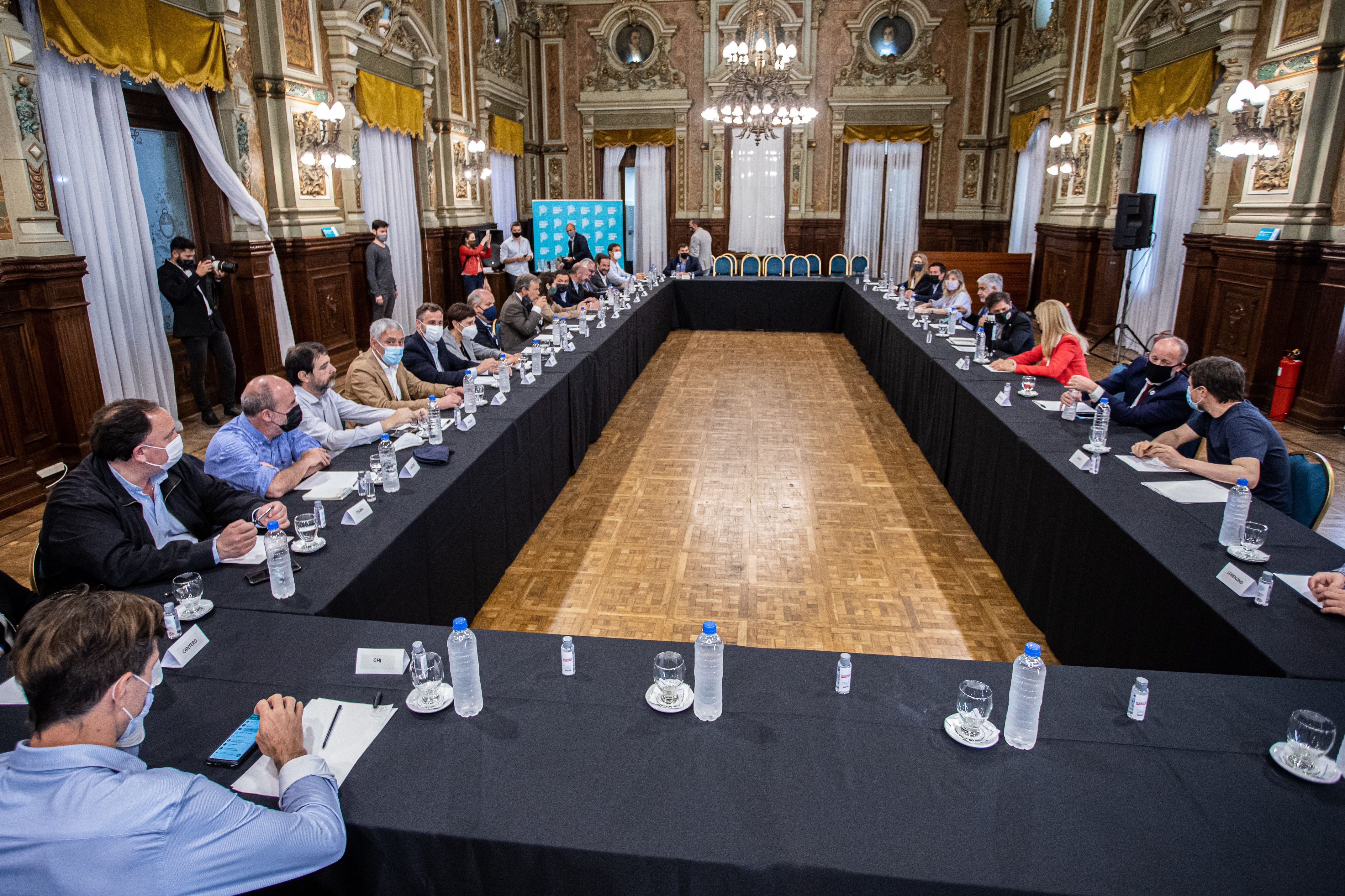 Roberto Feletti with Peronist mayors of the suburban