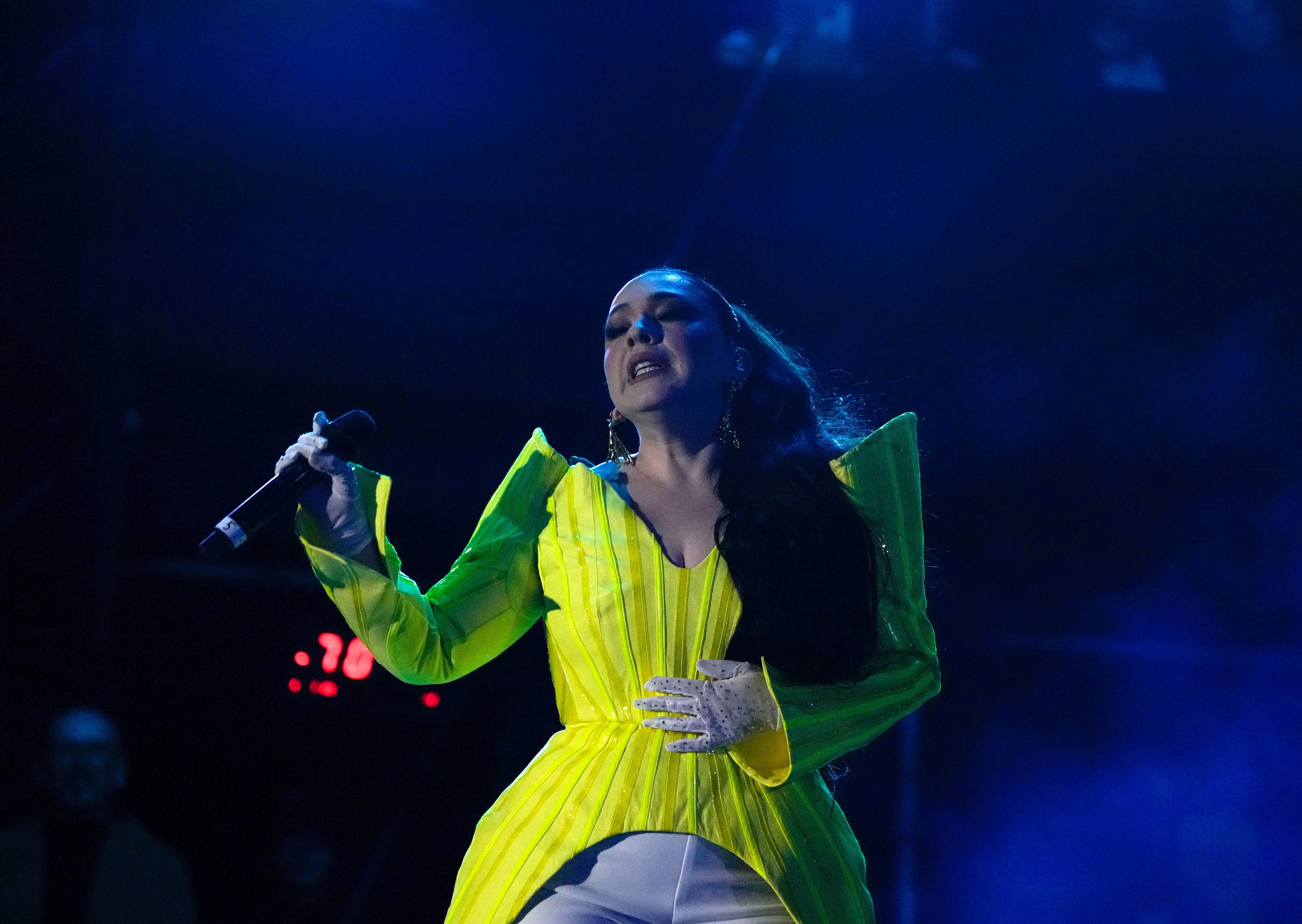 La cantautora mexicana Carla Morrison durante su presentación en el festival Vive Latino en la Ciudad de México el sábado 18 de marzo de 2023. (Foto AP/Fernando Llano)