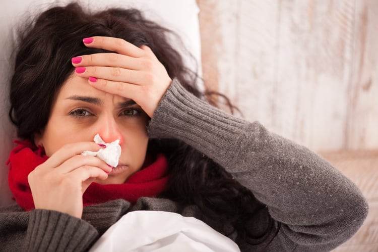 El COVID-19 puede hacer que las personas que lo padecen presenten fiebre, tos, dificultades respiratorias (Shutterstock)
