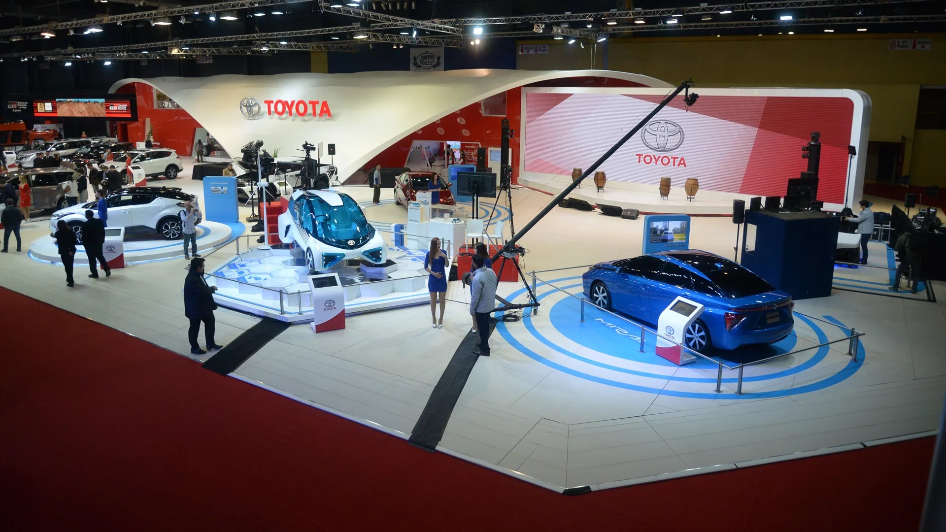 El stand de Toyota en el Salón de Buenos Aires destina un espacio importante para su gama de “eco cars” (Enrique Abatte)