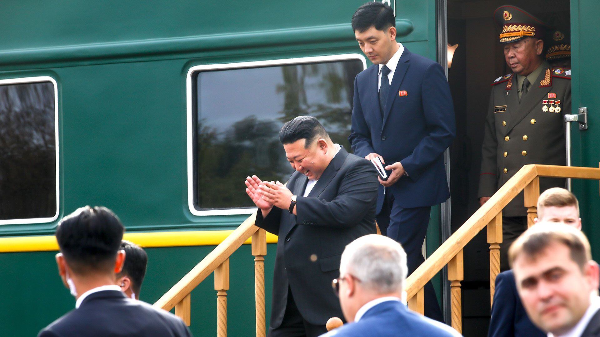 Kim Jong-un sonríe al llegar a una de sus paradas en la visita (AP)