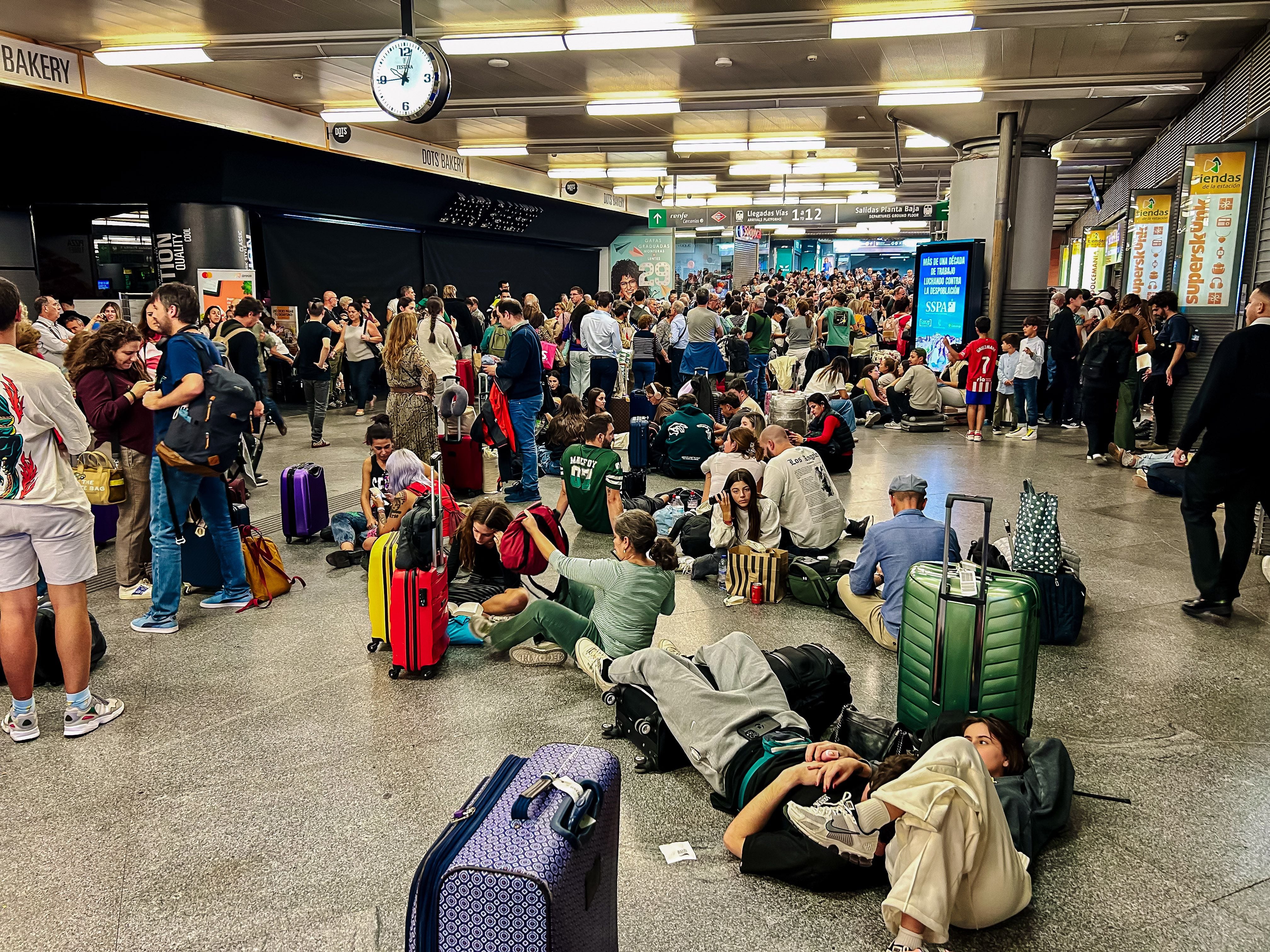 Cientos de personas en la estación de Atocha, a 19 de octubre de 2024, en Madrid. (Carlos Luján / Europa Press)