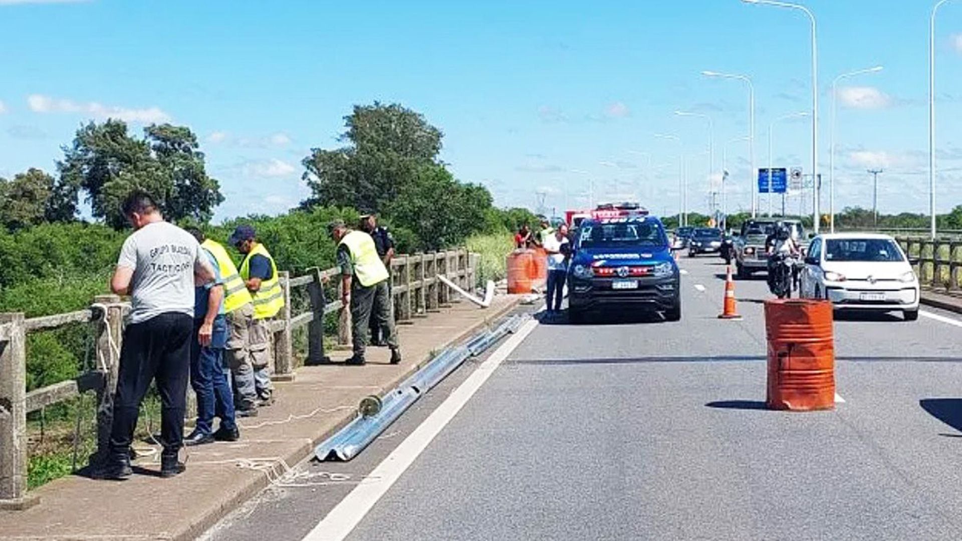 Un camión cayó desde un puente a un arroyo en Santa Fe y buscan al conductor