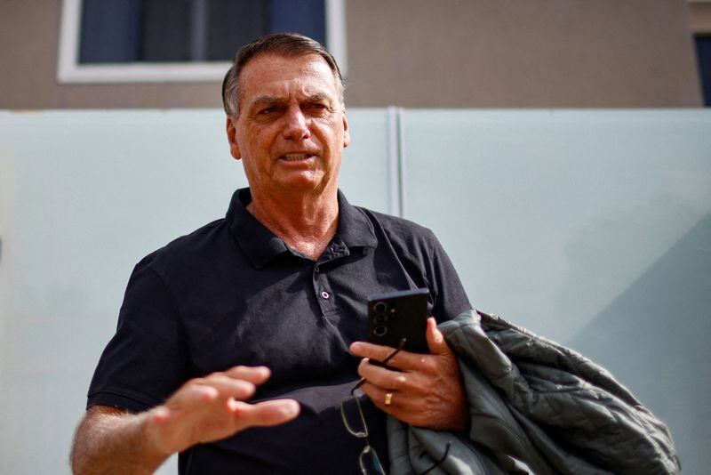 Foto de archivo del ex Presidente de Brasil Jair Bolsonaro gesticulando frente a su casa en Brasilia Febr 22, 2024. REUTERS/Adriano Machado/