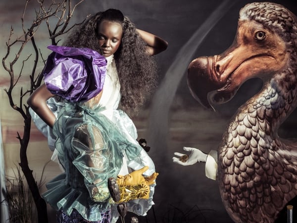 La espléndida modelo sudaneso-australiana Duckie Thot en una imagen exclusiva de “Alicia” que no se incluyó en la versión final del calendario Pirelli. (Gentileza Pirelli)