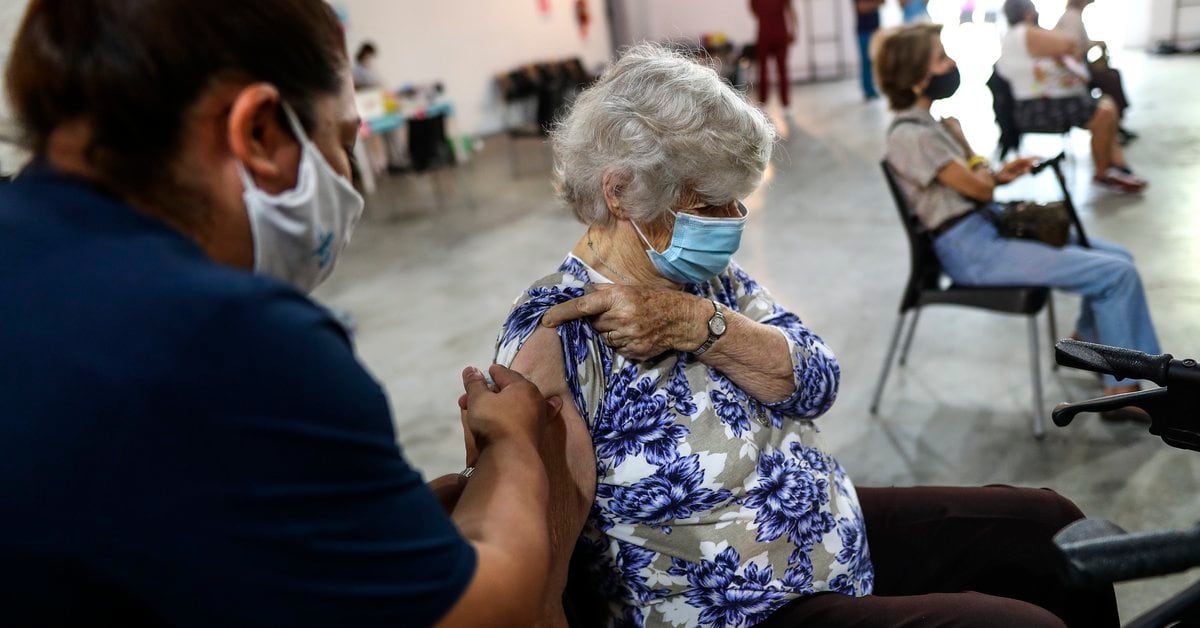 Avvertimento di un medico infettivo riconosciuto: “Il virus è cambiato e le persone che hanno preso una singola dose sono come se non fossero state vaccinate”