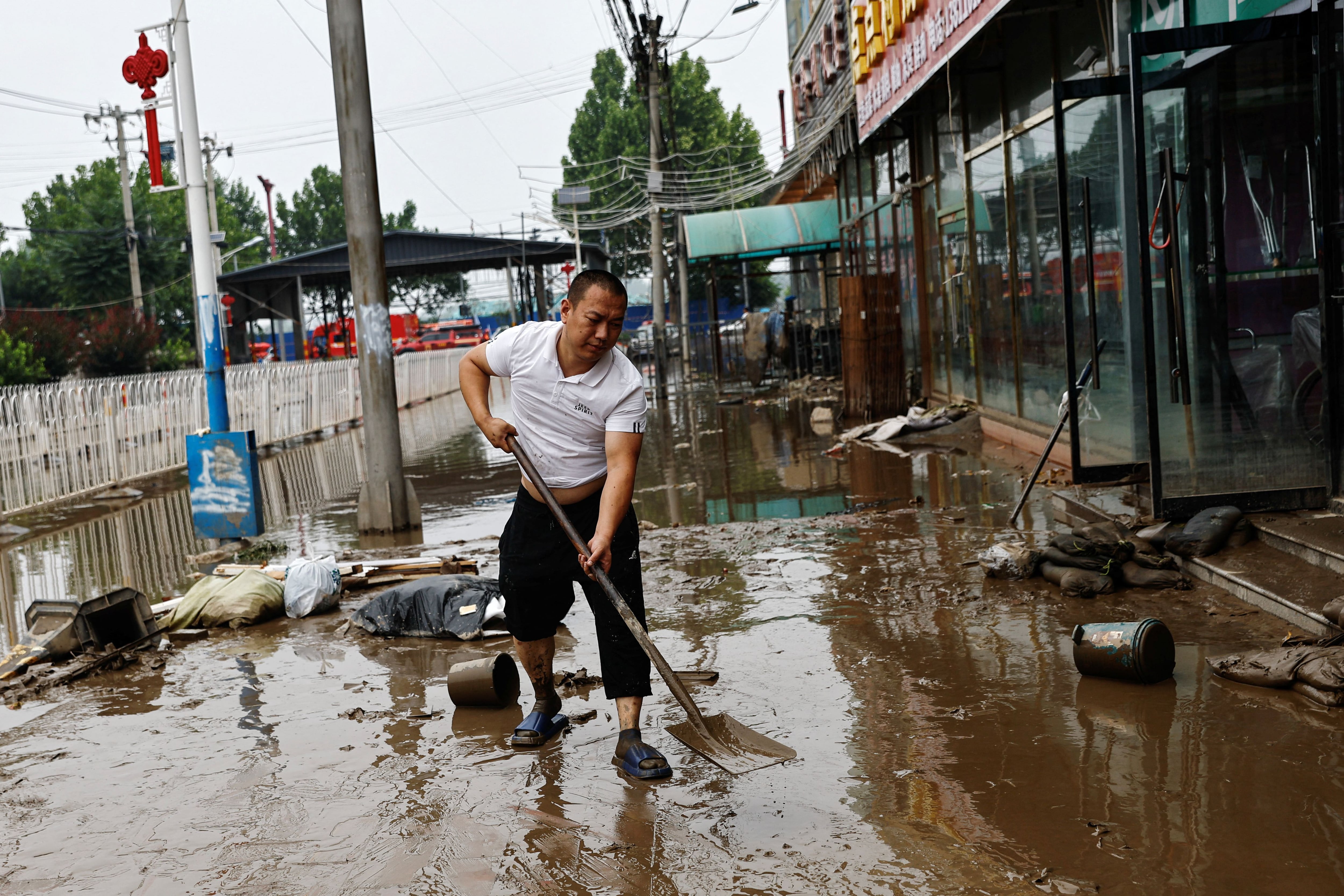 Algunas zonas en la periferia de Beijing y la provincia de Hebei todavía sufrían las consecuencias de las lluvias, con hasta 974.400 personas evacuadas, según los medios estatales. (REUTERS)